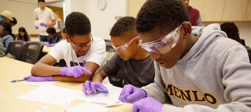 Middle school students observe electrochemical reactions and build aluminum-air batteries during the Greene Scholars Program Summer Science Institute at SLAC.